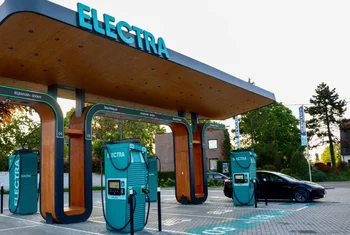 Electra llega a Aleste Plaza y Sevilla Norte