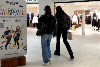 Gran Vía de Vigo celebra el Carnaval con un espectáculo de Pakolas