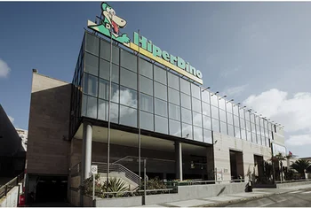 Hiperdino obtiene la primera financiación sindicada sostenible de Canarias