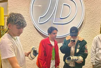 Bizarrap protagoniza la apertura de la Flagship Store de JD