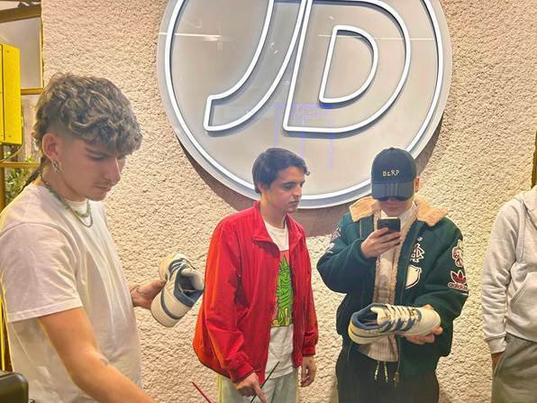 Bizarrap protagoniza la apertura de la Flagship Store de JD