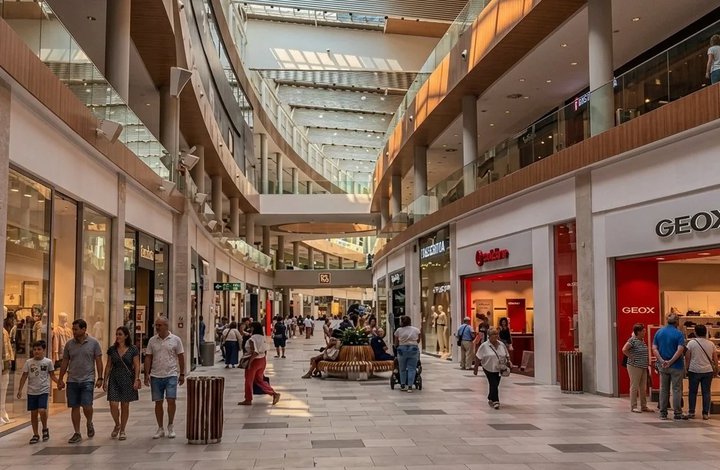 Las visitas a centros comerciales suben un 6,6% en agosto