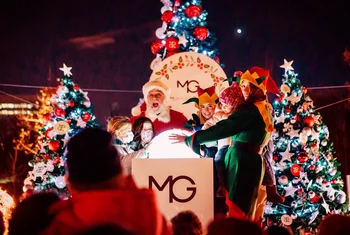 Papá Noel encendió las luces de navidad en Moraleja Green