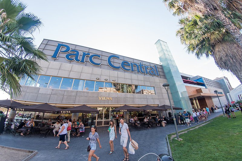 Tesla Apuesta Por Parc Central Y Abre Su Primer Punto De Venta En 