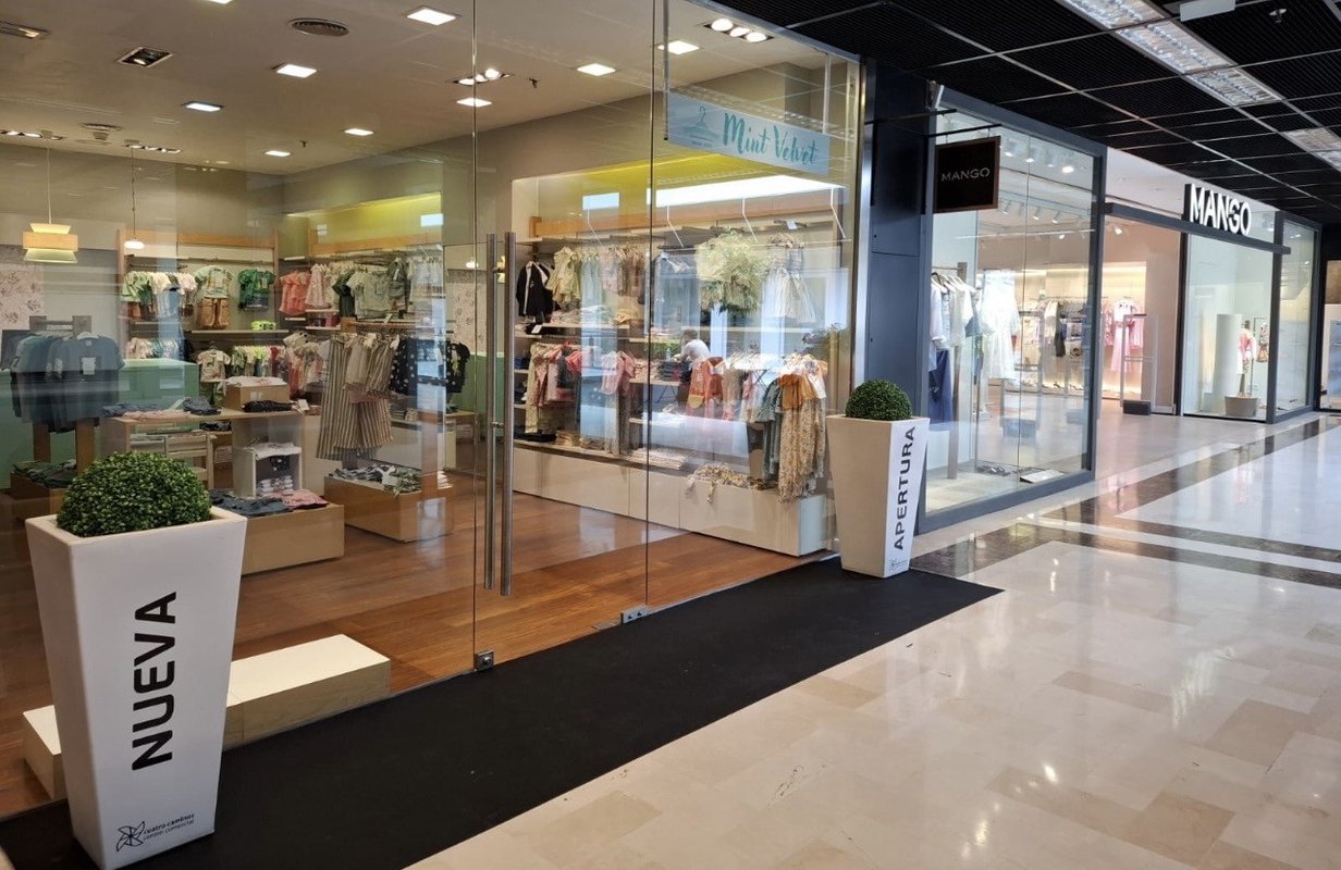 Reprepol abre su tienda en el centro comercial 4 Caminos