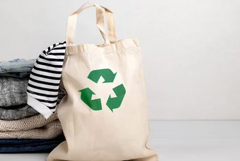 La moda de segunda mano doblará a la 'fast fashion' en 2030