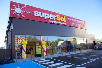 Carrefour vende a varias cadenas regionales 38 tiendas Supersol