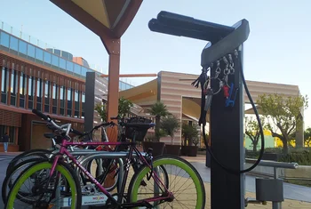 Torre Sevilla instala una estación de reparación de bicicletas